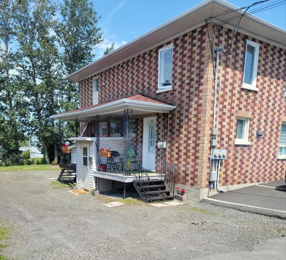 Downtown Apartment Next To Highway Netflix+Wifi Edmundston Kültér fotó